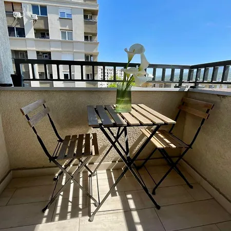 Apartment Modern 2-bedroom With Mountain View