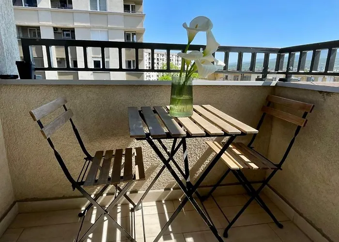 Apartment Modern 2-bedroom With Mountain View